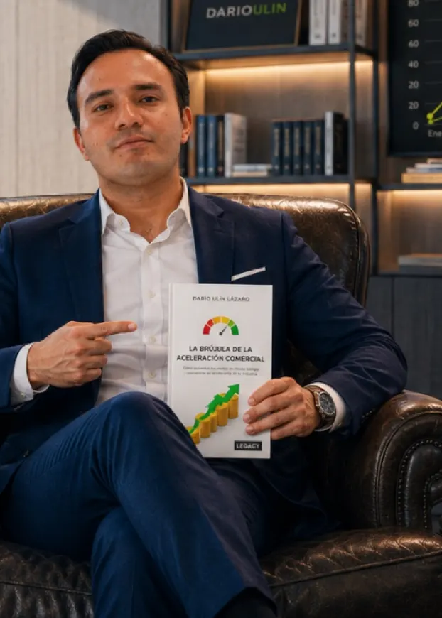 Darío Ulín Lázaro con su libro La brújula de la aceleración comercial